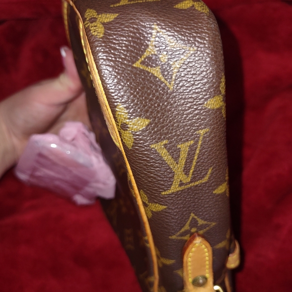 AUTHENTICATED, VINTAGE (LV) Louis Vuitton Monogram Danube Crossbody Bag - Picture 4 of 15
